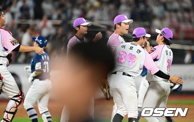 [OSEN=수원, 조은정 기자]프로야구 KT 위즈가 다선의 집중력을 앞세워 5점 차 열세를 뒤집었다.KT는 21일 수원KT위즈파크에서 열린 NC 다이노스와의 홈경기에서 김상수의 결승타에 힘입어 7-5로 승리했다. 지난 17일 광주 KIA 타이거즈전 이후 3연패 탈출. 반면 NC는 선발 목지훈의 호투에도 계투진이 무너지는 바람에 쓰라린 역전패를 당했다. KT가 승리를 기뻐하고 있다. 2025.06.21 /cej@osen.co.kr