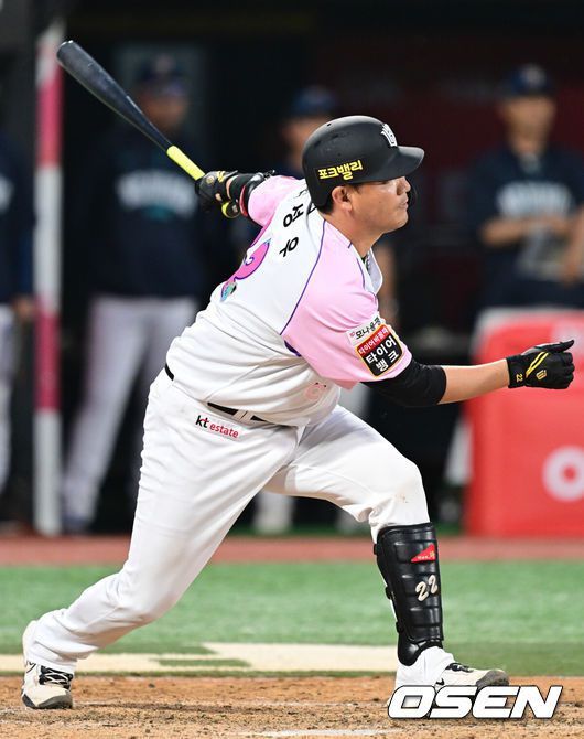 [OSEN=수원, 조은정 기자]21일 오후 수원 KT위즈파크에서 2025 신한 SOL Bank KBO리그 KT 위즈와 NC 다이노스의 경기가 열렸다.이날 홈팀 KT의 선발투수는 오원석, 방문팀 NC는 목지훈이 나선다.8회말 무사 만루 KT 장성우가 적시타를 날리고 있다. 2025.06.21 /cej@osen.co.kr
