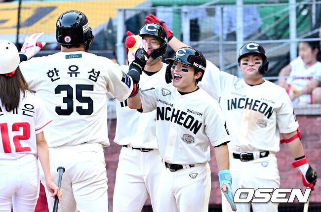 [OSEN=인천, 최규한 기자] 22일 인천 SSG랜더스필드에서 ‘2025 신한 SOL Bank KBO리그’ SSG 랜더스와 KIA 타이거즈의 경기가 열렸다.홈팀 SSG는 드류 앤더슨, 방문팀 KIA는 제임스 네일을 선발로 내세웠다.7회말 1사 1, 2루 상황 SSG 한유섬이 역전 우월 스리런포를 날리고 홈을 밟으며 선행주자들과 기뻐하고 있다. 2025.06.22 / dreamer@osen.co.kr