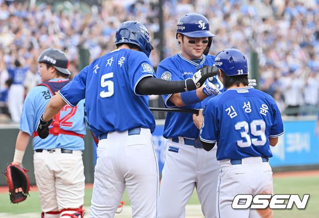 [OSEN=부산, 이석우 기자] 22일 부산 사직야구장에서 2025 신한 SOL 뱅크 KBO 리그 롯데 자이언츠와 삼성 라이온즈의 경기가 열렸다. 홈팀 롯데는 박세웅이, 방문팀 삼성은 원태인이 선발 출전했다.삼성 라이온즈 박병호가 1회초 2사 1,3루 좌월 3점 홈런을 치고 하이파이브를 하고 있다. 2025.06.22 / foto0307@osen.co.kr