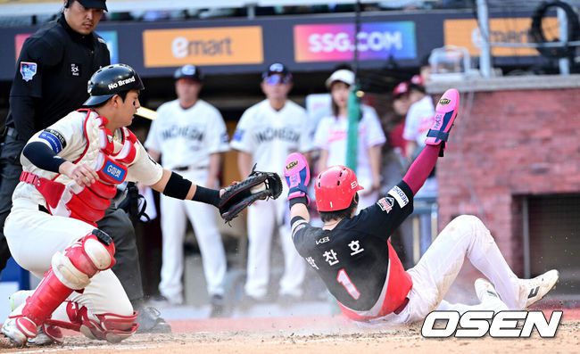 [OSEN=인천, 최규한 기자] 22일 인천 SSG랜더스필드에서 ‘2025 신한 SOL Bank KBO리그’ SSG 랜더스와 KIA 타이거즈의 경기가 열렸다.홈팀 SSG은 드류 앤더슨, 방문팀 KIA는 제임스 네일을 선발로 내세웠다.5회초 2사 1, 2루 상황 KIA 위즈덤의 선제 1타점 적시타 때 2루 주자 박찬호가 홈으로 쇄도해 세이프되고 있다. 2025.06.22 / dreamer@osen.co.kr