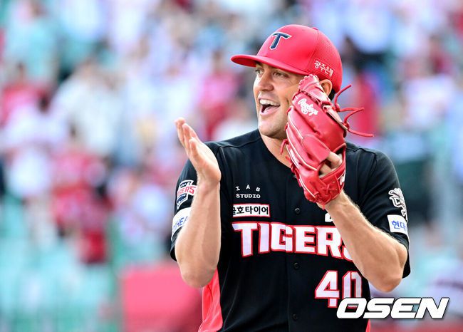 [OSEN=인천, 최규한 기자] 22일 인천 SSG랜더스필드에서 ‘2025 신한 SOL Bank KBO리그’ SSG 랜더스와 KIA 타이거즈의 경기가 열렸다.홈팀 SSG은 드류 앤더슨, 방문팀 KIA는 제임스 네일을 선발로 내세웠다.5회말 1사 1루 상황 SSG 박성한의 병살타 때 KIA 선발 제임스 네일이 유격수 박찬호의 호수비에 기뻐하고 있다. 2025.06.22 / dreamer@osen.co.kr