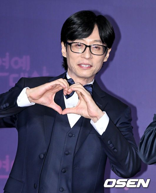 [OSEN=조은정 기자]2023 SBS연예대상 포토월 행사가 30일 서울 마포구 상암 SBS 프리즘타워에서 열렸다.방송인 유재석이 레드카펫을 밟으며 포즈를 취하고 있다. 2023.12.30/cej@osen.co.kr