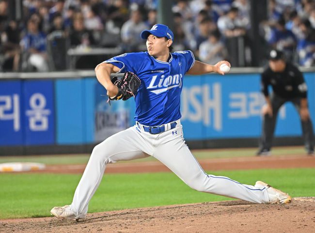 [OSEN=부산, 이석우 기자] 22일 부산 사직야구장에서 2025 신한 SOL 뱅크 KBO 리그 롯데 자이언츠와 삼성 라이온즈의 경기가 열렸다. 홈팀 롯데는 박세웅이, 방문팀 삼성은 원태인이 선발 출전했다.삼성 라이온즈 배찬승이 역투하고 있다. 2025.06.22 / foto0307@osen.co.kr