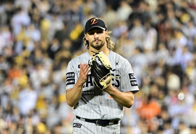 [OSEN=잠실, 지형준 기자] 29일 오후 서울 잠실구장에서 ‘2025 신한 SOL Bank KBO리그’ LG 트윈스와 한화 이글스의 경기가 열렸다.이날 LG는 손주영, 한화는 라이언 와이스를 선발투수로 내세웠다.5회말 수비에서 실점 위기를 넘긴 한화 와이스가 기뻐하고 있다. 2025.05.29 /jpnews@osen.co.kr