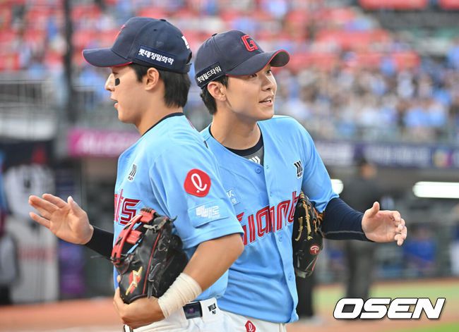 [OSEN=부산, 이석우 기자] 22일 부산 사직야구장에서 2025 신한 SOL 뱅크 KBO 리그 롯데 자이언츠와 삼성 라이온즈의 경기가 열렸다. 홈팀 롯데는 박세웅이, 방문팀 삼성은 원태인이 선발 출전했다.롯데 자이언츠 홍민기가 6회초 2사 2루 삼성 라이온즈 구자욱의 안타성 타구를 잡은 레이예스를 보며 기뻐하고 있다. 2025.06.22 / foto0307@osen.co.kr
