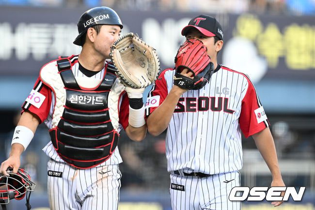 [OSEN=잠실, 조은정 기자]22일 오후 서울 잠실구장에서 2025 신한 SOL Bank KBO리그 LG 트윈스와 두산 베어스의 경기가 열렸다.LG는 송승기, 두산은 최승용이 선발로 나섰다.5회말 이닝을 마친 LG 이주헌, 송승기 포수가 대화를 나누며 더그아웃으로 향하고 있다. 2025.06.22 /cej@osen.co.kr