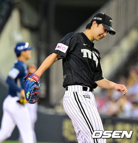 [OSEN=잠실, 지형준 기자] 19일 오후 서울 잠실구장에서 ‘2025 신한 SOL Bank KBO리그’ LG 트윈스와 NC 다이노스의 경기가 열렸다.LG는 최채흥, NC는 신민재를 선발로 내세웠다6회초 무사에서 LG 최채흥이 NC 김주원에 2루타를 허용하며 아쉬워하고 있다. 2025.06.19 /jpnews@osen.co.kr