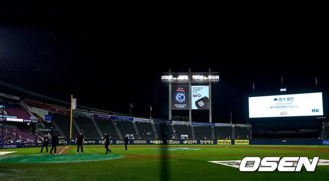 [OSEN=잠실, 최규한 기자] 24일 서울 잠실야구장에서 ‘2025 신한 SOL Bank KBO리그’ 두산 베어스와 SSG 랜더스의 경기가 열렸다.홈팀 두산은 최원준, 방문팀 SSG은 미치 화이트를 선발로 내세웠다.6회말 두산 공격을 앞두고 우천으로 경기가 중단되고 있다. 2025.06.24 /