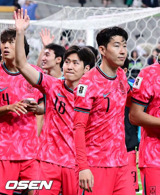 [OSEN=서울월드컵경기장, 지형준 기자] 대한민국 대표팀이 무려 15년 만에 패배 없이 최종예선을 마무리했다.홍명보 감독이 이끄는 대한민국축구 국가대표팀은 10일 서울월드컵경기장에서 열린2026 국제축구연맹(FIFA) 북중미 월드컵 아시아지역 최종예선 3차 예선 B조 10차전에서 쿠웨이트와 맞붙어 4-0으로 대승했다.이번 승리로 한국은 승점 22점(6승 4무)을 만들면서 패배 없이 최종예선을 마쳤다.경기를 마치고 축구대표팀 이강인, 손흥민이 팬들에게 인사를 하고 있다. 2025.06.10 /jpnews@osen.co.kr