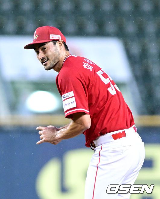 [OSEN=잠실, 최규한 기자] 24일 서울 잠실야구장에서 ‘2025 신한 SOL Bank KBO리그’ 두산 베어스와 SSG 랜더스의 경기가 열렸다.홈팀 두산은 최원준, 방문팀 SSG은 미치 화이트를 선발로 내세웠다.4회말 1사 만루 상황 SSG 선발 화이트가 투구를 준비하고있다. 2025.06.24 / dreamer@osen.co.kr