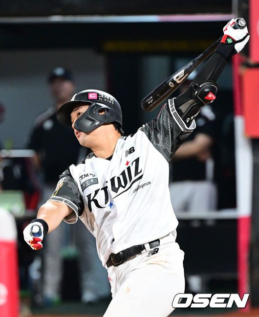 [OSEN=수원, 김성락 기자] 24일 오후 수원 KT위즈파크에서 2025 신한 SOL Bank KBO리그 KT 위즈와 LG 트윈스의 경기가 열렸다.KT는 헤이수스, LG는 치리노스를 선발투수로 내세웠다.7회말 2사 1루 KT 문상철이 2점 홈런을 날리고 있다. 2025.06.24 / ksl0919@osen.co.kr