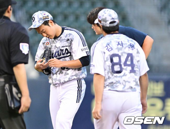 [OSEN=잠실, 최규한 기자] 24일 서울 잠실야구장에서 ‘2025 신한 SOL Bank KBO리그’ 두산 베어스와 SSG 랜더스의 경기가 열렸다.홈팀 두산은 최원준, 방문팀 SSG은 미치 화이트를 선발로 내세웠다.3회초 무사 SSG 정준재 타석 때 두산 선발 최원준이 손가락에 불편함을 느껴 마운드에서 내려오고 있다. 2025.06.24 / dreamer@osen.co.kr