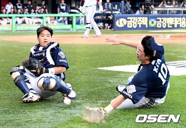 [OSEN=잠실, 조은정 기자]22일 오후 서울 잠실구장에서 2025 신한 SOL Bank KBO리그 LG 트윈스와 두산 베어스의 경기가 열렸다.LG는 송승기, 두산은 최승용이 선발로 나섰다.6회말 1사 두산 포수 김기연, 1루수 김민혁이 LG 박동원의 파울 타구를 잡지 못하고 있다. 2025.06.22 /cej@osen.co.kr