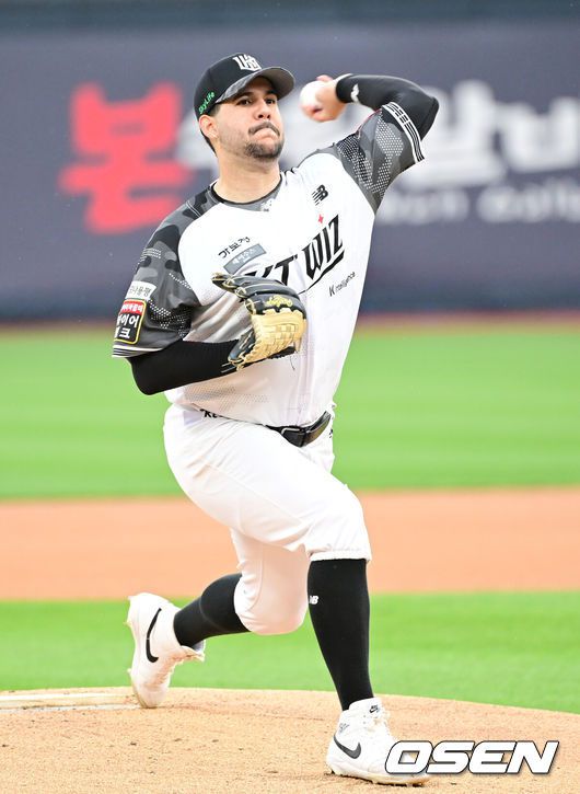 [OSEN=수원, 김성락 기자] 24일 오후 수원 KT위즈파크에서 2025 신한 SOL Bank KBO리그 KT 위즈와 LG 트윈스의 경기가 열렸다.KT는 헤이수스, LG는 치리노스를 선발투수로 내세웠다1회초 KT 선발 헤이수스가 마운드에 올라 힘차게 공을 뿌리고 있다. 2025.06.24 / ksl0919@osen.co.kr