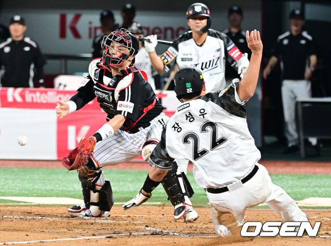 [OSEN=수원, 김성락 기자] 24일 오후 수원 KT위즈파크에서 2025 신한 SOL Bank KBO리그 KT 위즈와 LG 트윈스의 경기가 열렸다.KT는 헤이수스, LG는 치리노스를 선발투수로 내세웠다.6회말 2사 2루 KT 허경민이 1타점 적시타 때 2루주자 장성우가 홈으로 내달려 득점을 올리고 있다. 2025.06.24 / ksl0919@osen.co.kr