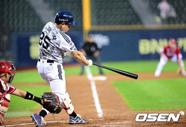 [OSEN=잠실, 최규한 기자] 24일 서울 잠실야구장에서 ‘2025 신한 SOL Bank KBO리그’ 두산 베어스와 SSG 랜더스의 경기가 열렸다.홈팀 두산은 최원준, 방문팀 SSG은 미치 화이트를 선발로 내세웠다.4회말 2사 만루 상황 두산 양의지가 달아나는 2타점 적시타를 날리고 있다. 2025.06.24 / dreamer@osen.co.kr