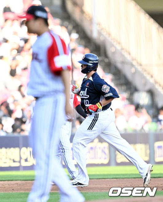 [OSEN=잠실, 조은정 기자]22일 오후 서울 잠실구장에서 2025 신한 SOL Bank KBO리그 LG 트윈스와 두산 베어스의 경기가 열렸다.LG는 송승기, 두산은 최승용이 선발로 나섰다.5회초 두산 선두타자 김민혁이 솔로포를 날린 뒤 베이스를 돌고 있다. 2025.06.22 /cej@osen.co.kr