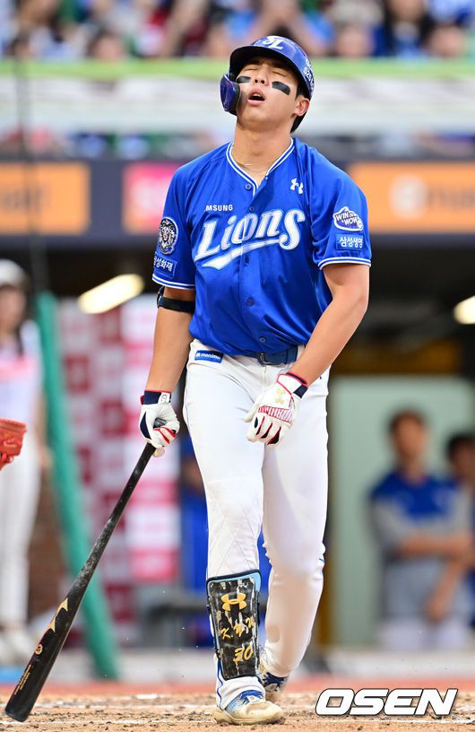 [OSEN=인천, 민경훈 기자] 4회초 1사 주자 1,3루 삼성 김영웅이 타석에서 헛스윙 삼진아웃을 당하며 아쉬워하고 있다. 2025.06.05 / rumi@osen.co.kr