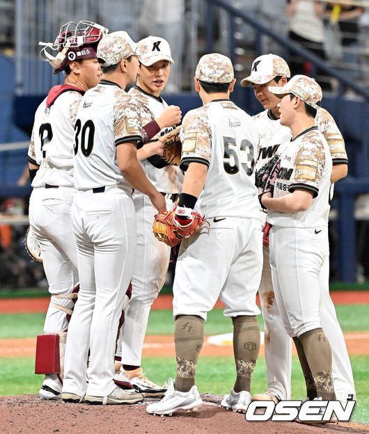 [OSEN=고척, 민경훈 기자] 24일 서울 고척스카이돔에서 ‘2025 신한 SOL Bank KBO리그’ 키움 히어로즈와 KIA 타이거즈의 경기가 열렸다.이 경기에서 키움은 KIA에 9-6으로 승리하며 7연승을 저지하고 2연패에서 탈출했다.경기를 마치고 키움 선수들이 하이파이브를 하고 있다. 2025.06.24 / rumi@osen.co.kr