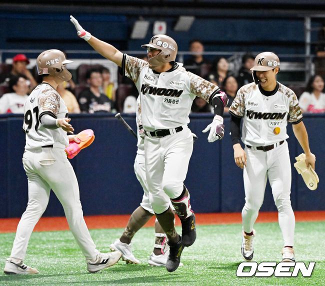 [OSEN=고척, 민경훈 기자] 24일 서울 고척스카이돔에서 ‘2025 신한 SOL Bank KBO리그’ 키움 히어로즈와 KIA 타이거즈의 경기가 열렸다.키움은 김윤하, KIA는 윤영철을 선발로 내세웠다.6회말 1사 주자 1,2루 키움 임지열이 좌중월 달아나는 스리런 홈런을 때린 후 홈을 밟으며 기뻐하고 있다. 2025.06.24 / rumi@osen.co.kr