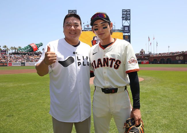 김태균 해설위원(왼쪽)이 지난 23일(한국시간) 오라클파크에서 시구를 한 뒤 이정후(샌프란시스코)와 포즈를 취하고 있다. /티케이오시비 제공
