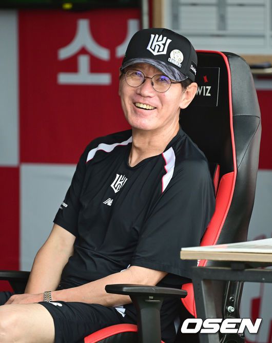 [OSEN=수원, 김성락 기자] 8일 오후 수원 KT위즈파크에서 ‘2025 신한 SOL Bank KBO리그’ KT 위즈와 SSG 랜더스의 경기가 열렸다.이날 홈팀 KT는 선발투수로 쿠에바스, 방문팀 SSG는 박기호를 내세웠다. 경기 시작에 앞서 KT 이강철 감독이 미소짓고 있다. 2025.06.08 / ksl0919@osen.co.kr