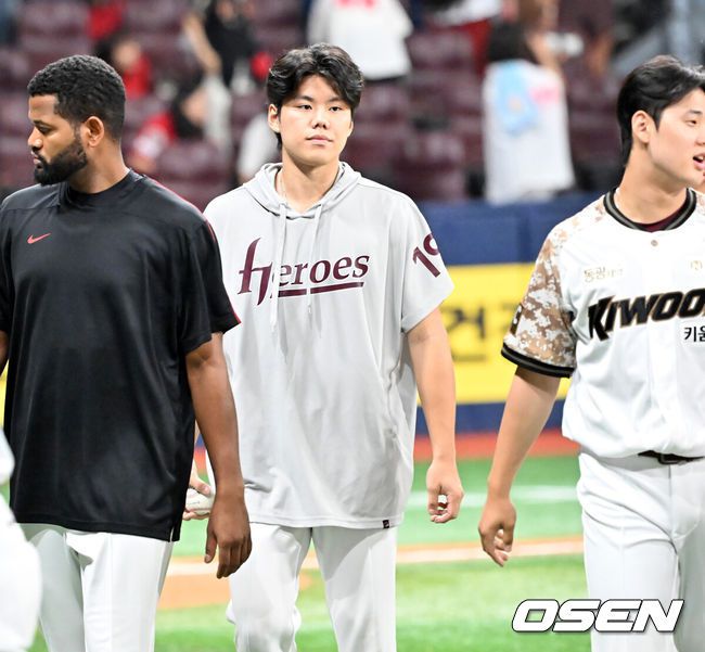 [OSEN=고척, 민경훈 기자] 24일 서울 고척스카이돔에서 ‘2025 신한 SOL Bank KBO리그’ 키움 히어로즈와 KIA 타이거즈의 경기가 열렸다.이 경기에서 키움은 KIA에 9-6으로 승리하며 7연승을 저지하고 2연패에서 탈출했다.선발투수 김윤하는 이날 개인 15연패 탈출에 도전했다. 4회까지는 승리요건을 갖추고 있었지만 5회 아웃카운트를 하나도 잡지 못하면서 승패없이 4이닝 7피안타(2피홈런) 5볼넷 6탈삼진 5실점을 기록했다. 연패 기록이 더 늘어나지는 않았지만 15연패를 끊지도 못했다. 경기를 마치고 키움 김윤하가 퇴장하고 있다. 2025.06.24 / rumi@osen.co.kr