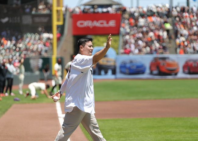 김태균 해설위원(왼쪽)이 지난 23일(한국시간) 오라클파크에서 시구를 위해 마운드에 오르고 있다. /티케이오시비 제공