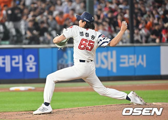 [OSEN=부산, 이석우 기자] 18일 부산 사직야구장에서 2025 신한 SOL 뱅크 KBO 리그 롯데 자이언츠와 한화 이글스의 경기가 열렸다. 홈팀 롯데는 홍민기가, 방문팀 한화는 엄상백이 선발 출전했다.롯데 자이언츠 정철원이 역투하고 있다. 2025.06.18 / foto0307@osen.co.kr