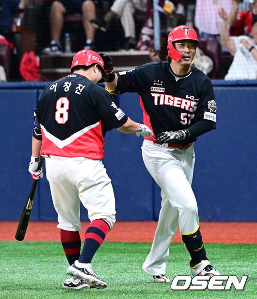[OSEN=고척, 최규한 기자] 25일 서울 고척스카이돔에서 ‘2025 신한 SOL Bank KBO리그’ 키움 히어로즈와 KIA 타이거즈의 경기가 열렸다.홈팀 키움은 라클란 웰스, 방문팀 KIA는 애덤 올러를 선발로 내세웠다.7회초 무사 선두타자로 나선 KIA 고종욱이 달아나는 우월 솔로포를 날리고 홈을 밟은 뒤 이창진과 기뻐하고 있다. 2025.06.25 / dreamer@osen.co.k