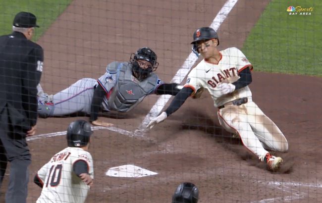샌프란시스코 이정후가 9회 패트릭 베일리의 좌전 적시타 때 홈으로 뛰며 끝내기 득점을 노렸지만 마이애미 포수 닉 포르테스에게 태그 아웃을 당하고 있다. /MLBTV 중계화면 캡처
