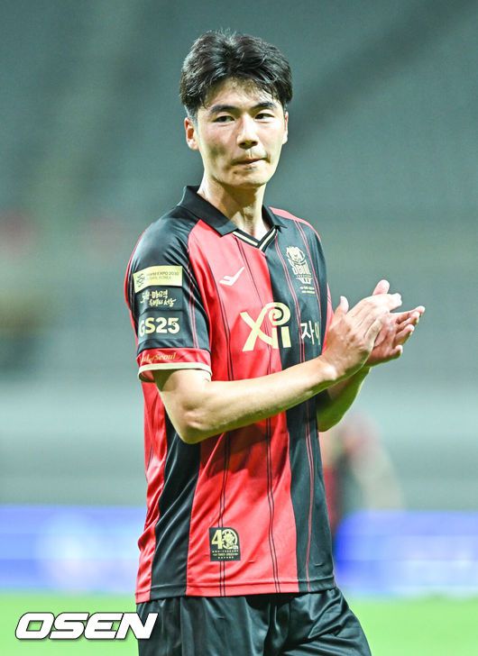 [OSEN=서울월드컵경기장, 박준형 기자] 12일 오후 서울 상암동 서울월드컵경기장에서 2023 하나원큐 프로축구 K리그1 FC서울과 수원FC의 경기가 진행됐다.후반 FC서울 김경민의 추가골 때 기성용이 박수를 치며 기뻐하고 있다 . 2023.07.12 / soul1014@osen.co.kr
