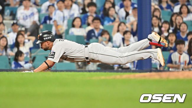 [OSEN=대구, 이석우 기자] 26일 대구삼성라이온즈파크에서 2025 신한 SOL 뱅크 KBO 리그 삼성 라이온즈와 한화 이글스의 경기가 열렸다. 홈팀 삼성은 가라비토가, 방문팀 한화는 문동주가 선발 출전했다. 한화 이글스 리베라토가 6회초 2사 1,2루 우익수 앞 안타를 치고 삼성 라이온즈 구자욱의 포구 실책을 틈타 3루까지 쇄도하고 있다. 2025.06.26 / foto0307@osen.co.kr