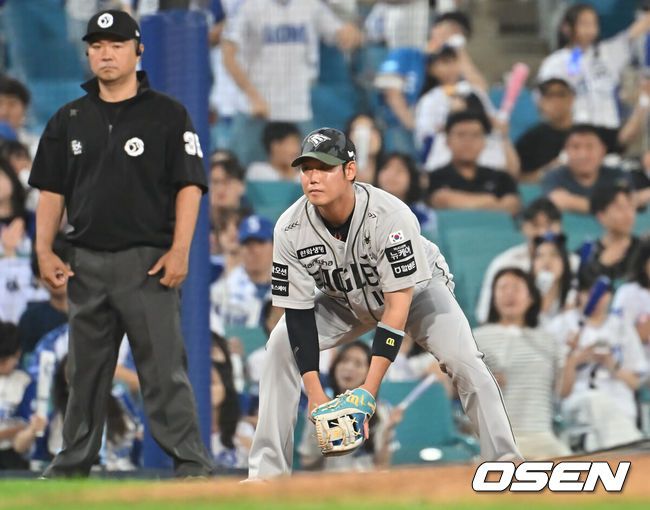 [OSEN=대구, 이석우 기자] 25일 대구삼성라이온즈파크에서 2025 신한 SOL 뱅크 KBO 리그 삼성 라이온즈와 한화 이글스의 경기가 열렸다. 홈팀 삼성은 후라도가, 방문팀 한화는 와이스가 선발 출전했다. 한화 이글스 하주석이 7회말 3루수로 투입돼 수비를 하고 있다. 2025.06.25 / foto0307@osen.co.kr