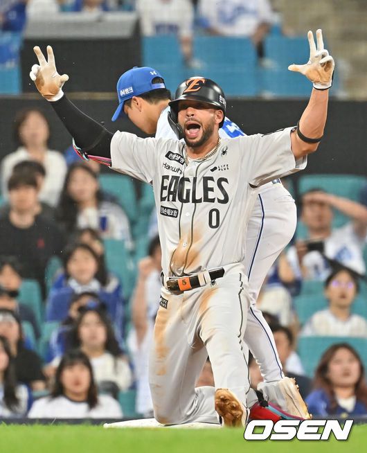 [OSEN=대구, 이석우 기자] 26일 대구삼성라이온즈파크에서 2025 신한 SOL 뱅크 KBO 리그 삼성 라이온즈와 한화 이글스의 경기가 열렸다. 홈팀 삼성은 가라비토가, 방문팀 한화는 문동주가 선발 출전했다. 한화 이글스 리베라토가 6회초 2사 1,2루 우익수 앞 안타를 치고 삼성 라이온즈 구자욱의 포구 실책을 틈타 3루까지 쇄도한 후 포효하고 있다. 2025.06.26 / foto0307@osen.co.kr