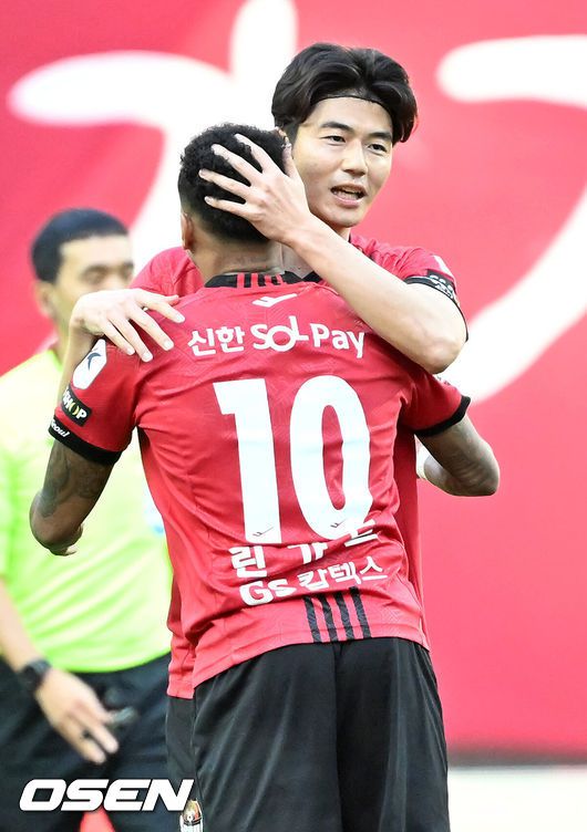 [OSEN=서울월드컵경기장, 민경훈 기자] 10일 오후 서울월드컵경기장에서 하나은행 K리그1 2024 FC서울와 울산 HD FC의 경기가 열렸다.  FC서울은 이번 시즌 득점왕에 도전하고 있는 일류첸코를, 울산 HD는 최근 득점으로 분위기 반전에 성공한 주민규를 최전방에 내세운다.후반 서울 린가드가 동점골에 성공하며 기성용과 기뻐하고 있다. 2024.11.10 / rumi@osen.co.kr