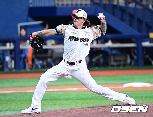 [OSEN=고척, 최규한 기자] 25일 서울 고척스카이돔에서 ‘2025 신한 SOL Bank KBO리그’ 키움 히어로즈와 KIA 타이거즈의 경기가 열렸다.홈팀 키움은 라클란 웰스, 방문팀 KIA는 애덤 올러를 선발로 내세웠다.1회초 키움 선발 라클란 웰스가 힘차게 공을 뿌리고 있다. 2025.06.25 / dreamer@osen.co.kr