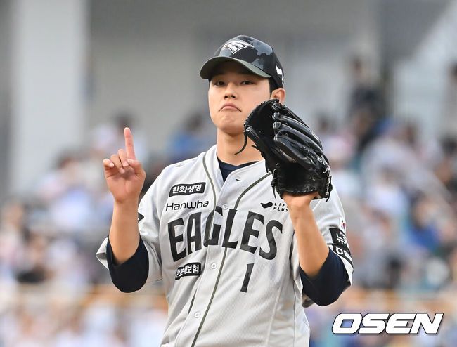 [OSEN=대구, 이석우 기자] 26일 대구삼성라이온즈파크에서 2025 신한 SOL 뱅크 KBO 리그 삼성 라이온즈와 한화 이글스의 경기가 열렸다. 홈팀 삼성은 가라비토가, 방문팀 한화는 문동주가 선발 출전했다. 한화 이글스 선발 투수 문동주가 사인을 보내고 있다. 2025.06.26 / foto0307@osen.co.kr