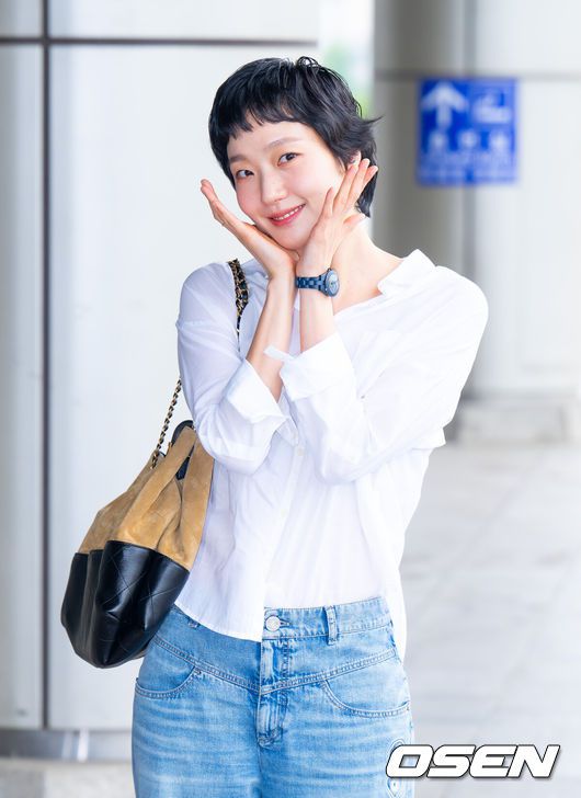 [OSEN=김포공항, 김성락 기자] 배우 김고은이 해외일정 참석차 김포국제공항을 통해 일본 오사카로 출국했다. 김고은은 교토에서 열리는 한 럭셔리 브랜드의 하이주얼리 이벤트(REACH FOR THE STARS) 행사체 참석한다. 배우 김고은이  취재진을 향해 포즈를 취하고 있다. 2025.06.02 / ksl0919@osen.co.kr