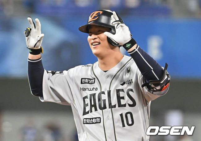[OSEN=대구, 이석우 기자] 26일 대구삼성라이온즈파크에서 2025 신한 SOL 뱅크 KBO 리그 삼성 라이온즈와 한화 이글스의 경기가 열렸다. 홈팀 삼성은 가라비토가, 방문팀 한화는 문동주가 선발 출전했다. 한화 이글스 이진영이 8회초 2사 1루 우익수 오른쪽 1타점 안타를 치고 세리머니를 하고 있다. 2025.06.26 / foto0307@osen.co.kr