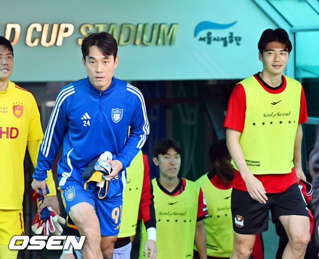 [OSEN=서울월드컵경기장, 민경훈 기자] 10일 오후 서울월드컵경기장에서 하나은행 K리그1 2024 FC서울와 울산 HD FC의 경기가 열렸다.  FC서울은 이번 시즌 득점왕에 도전하고 있는 일류첸코를, 울산 HD는 최근 득점으로 분위기 반전에 성공한 주민규를 최전방에 내세운다.경기 전 울산 박주영이 서울 기성용과 함께 실내에서 걸어나오고 있다. 2024.11.10 / rumi@osen.co.kr