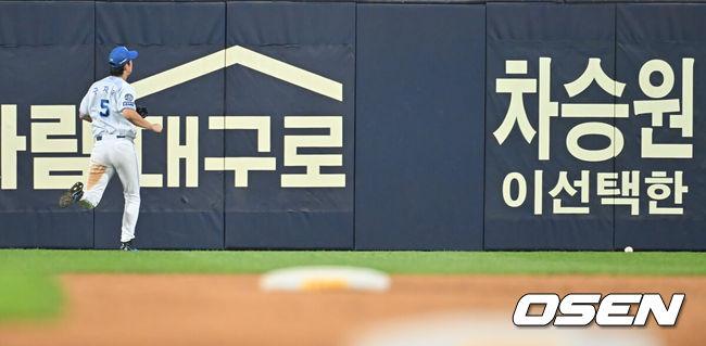 [OSEN=대구, 이석우 기자] 26일 대구삼성라이온즈파크에서 2025 신한 SOL 뱅크 KBO 리그 삼성 라이온즈와 한화 이글스의 경기가 열렸다. 홈팀 삼성은 가라비토가, 방문팀 한화는 문동주가 선발 출전했다. 삼성 라이온즈 구자욱이 6회초 2사 1,2루 한화 이글스 리베라토의 안타를 놓친 후 뒤따라 가고 있다. 2025.06.26 / foto0307@osen.co.kr