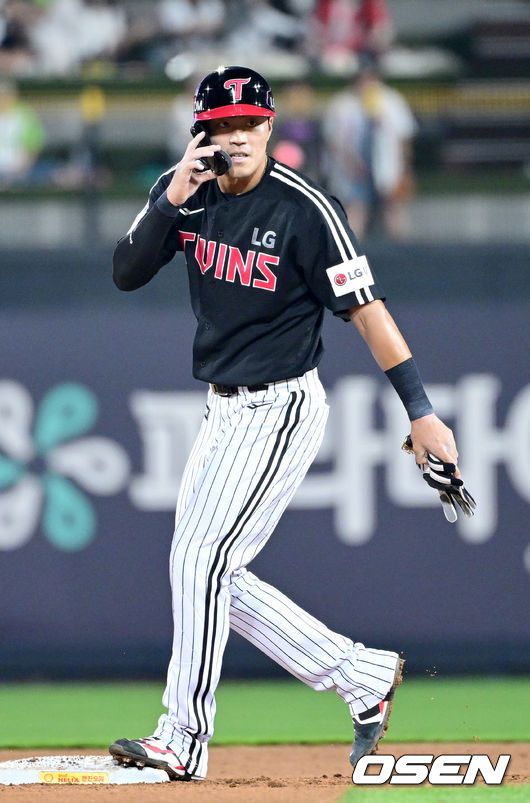 9회초 무사 선두타자로 나서 우중간 2루타를 치며 LG 믿음에 응답한 천성호.