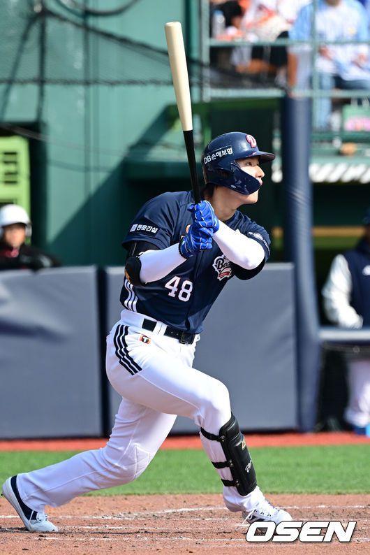 [OSEN=청주, 최규한 기자] 8일 오후 충북 청주야구장에서 ‘2025 신한 SOL BANK KBO리그’ 시범경기 한화 이글스와 두산 베어스의 경기가 열렸다.홈팀 한화는 이상규, 방문팀 두산은 최원준을 선발로 내세운다.9회초 2사 1루 상황 두산 김동준이 우중간 2루타를 날리고 있다. 2025.03.09 / dreamer@osen.co.kr