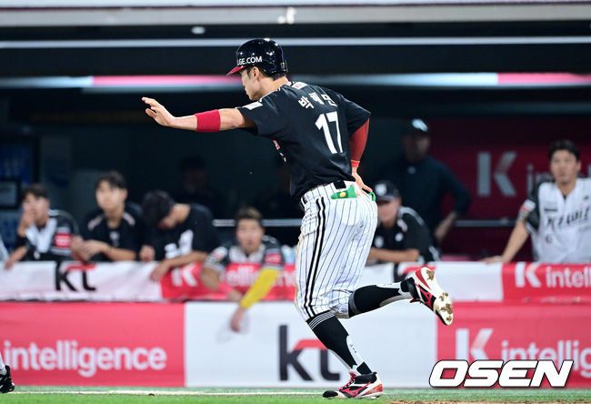 146km 몸 맞는 공에 괜찮다며 손사래 치는 LG 캡틴 박해민.