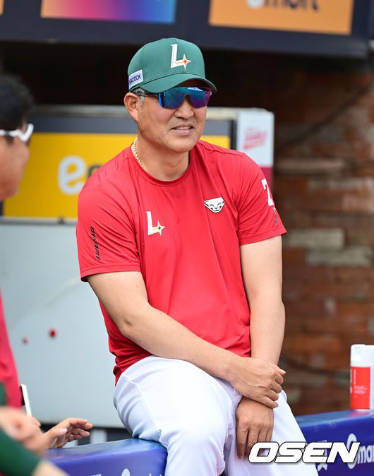[OSEN=인천, 김성락 기자] 27일 인천 SSG랜더스필드에서 ‘2025 신한은행 SOL Bank KBO리그’ SSG 랜더스와 한화 이글스의 경기가 열렸다.이날 SSG는 문승원,한화는 엄상백을 선발로 내세웠다. 경기 시작에 앞서 SSG 이숭용 감독이 미소짓고 있다. 2025.06.27 / ksl0919@osen.co.kr