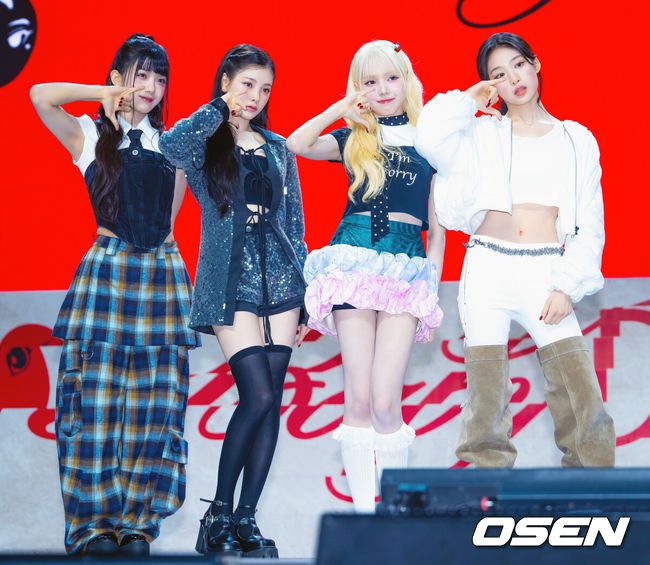 [OSEN=민경훈 기자] 23일 서울 용산구 블루스퀘어 SOL트래블홀에서 피네이션 걸그룹 베이비돈크라이 데뷔 기념 쇼케이스가 열렸다.아이들 전소연이 프로듀싱을 맡아 화제를 모은 피네이션 신예 걸그룹Baby DONT Cry(베이비돈크라이)가 가요계에 정식 데뷔한다. 베이비돈크라이는 이현,쿠미,미아,베니로 구성된 4인조 걸그룹이다.베이비돈크라이 멤버들이 포토타임을 가지고 있다. 2025.06.23 /rumi@osen.co.kr