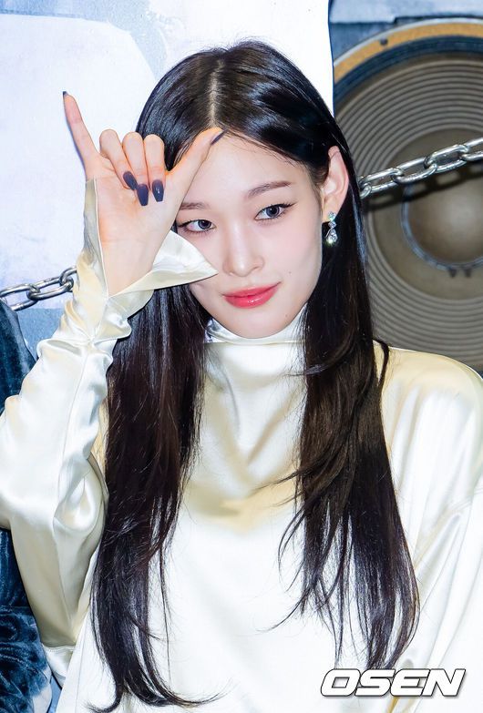 [OSEN=민경훈 기자] 23일 서울 강남구 강남대로 일상비일상의틈에서 더블랙레이블 신인 올데이 프로젝트 (ALLDAY PROJECT) 데뷔 기념 팝업 스토어 오픈 포토콜 행사가 열렸다.프로듀서 테디가 이끄는 더블랙레이블의 신인 혼성 그룹 올데이 프로젝트(ALLDAY PROJECT - 애니, 타잔, 베일리, 우찬, 영서)는 이날 정식 데뷔한다. 데뷔 전부터 신세계 정유경 회장의 장녀 애니(본명 문서윤)가 멤버로 포함돼 화제를 모으고 있다. 한편, 이들은 앞서 지난 16일 더블 타이틀곡 가운데 하나인 '페이머스'(FAMOUS) 뮤직비디오를 선공개해 유튜브 '인기 급상승 음악'과 '인기 급상승 동영상' 1위를 기록했다.올데이 프로젝트 애니가 포토타임을 가지고 있다. 2025.06.23 /rumi@osen.co.kr