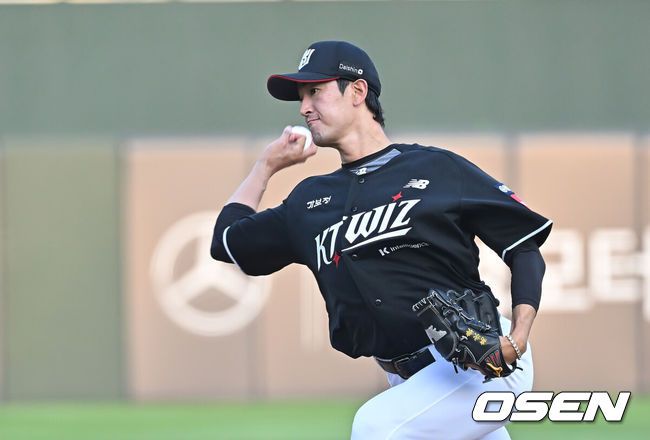 [OSEN=부산, 이석우 기자] 27일 부산 사직야구장에서 2025 신한 SOL 뱅크 KBO 리그 롯데 자이언츠와 KT 위즈의 경기가 열렸다. 홈팀 롯데는 이민석이, 방문팀 삼성은 고영표가 선발 출전했다.KT 위즈 선발 투수 고영표가 역투하고 있다. 2025.06.27 / foto0307@osen.co.kr